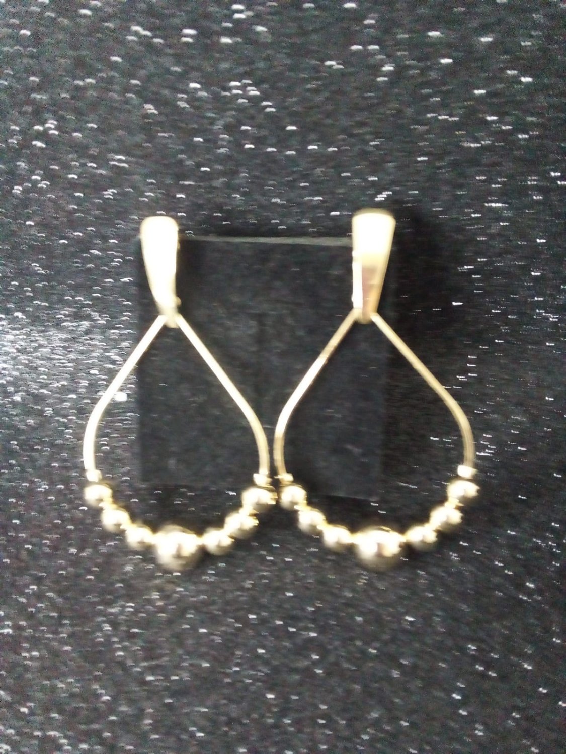 BRINCO FOLHEADO TIPO ARGOLA COM BOLINHAS