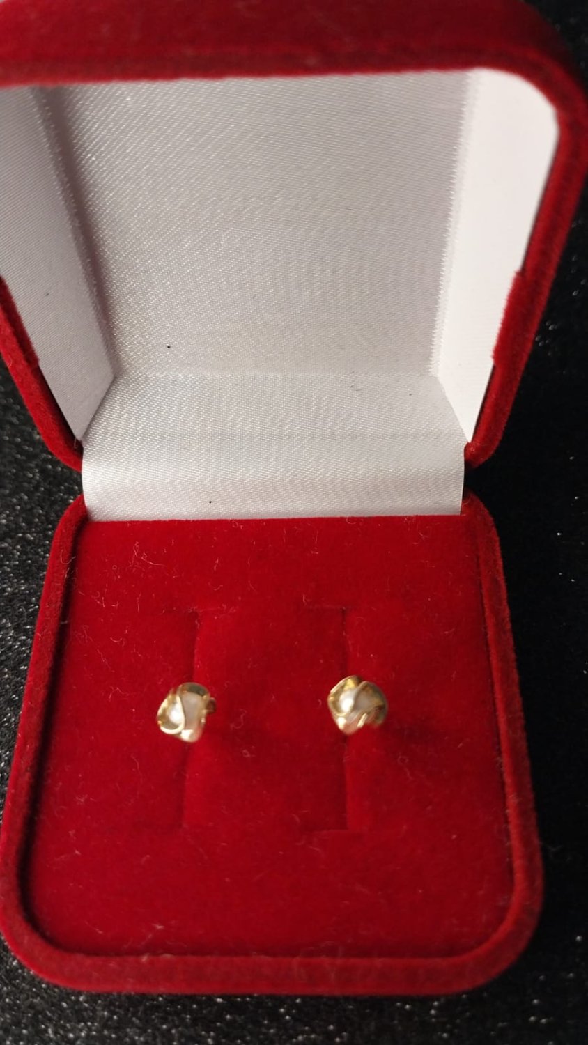BRINCO FOLHEADO PÉROLA FIO DOURADO